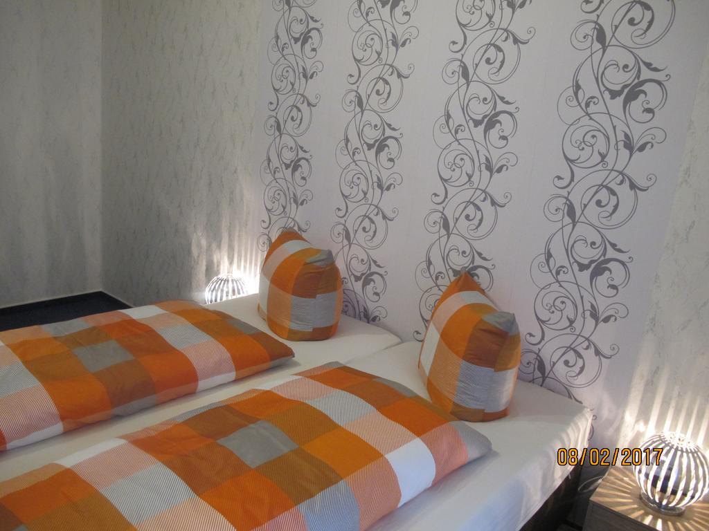 Hotel Pension Check In à Güstrow Extérieur photo